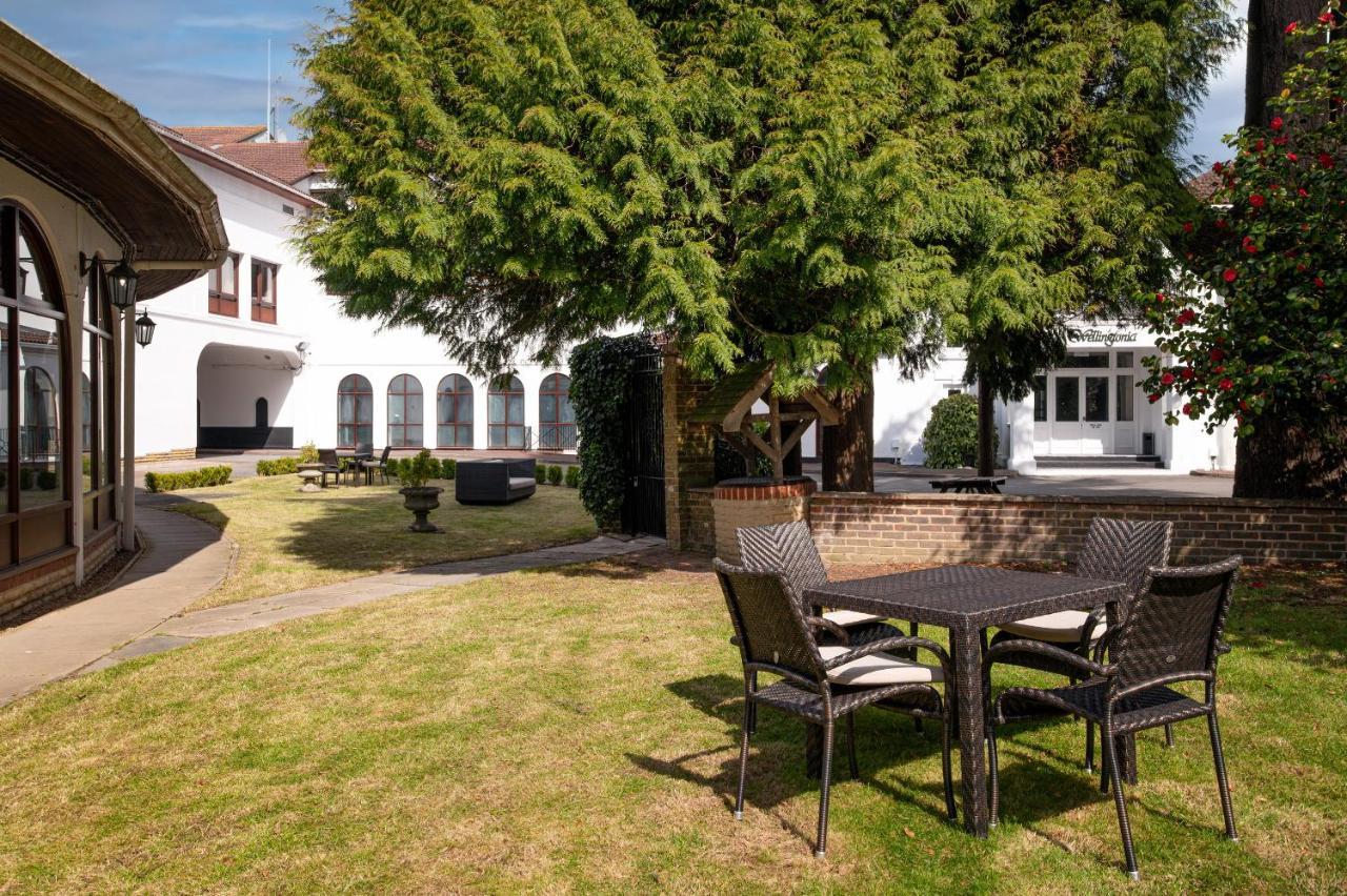 Copthorne Effingham Gatwick Hotel Exterior photo