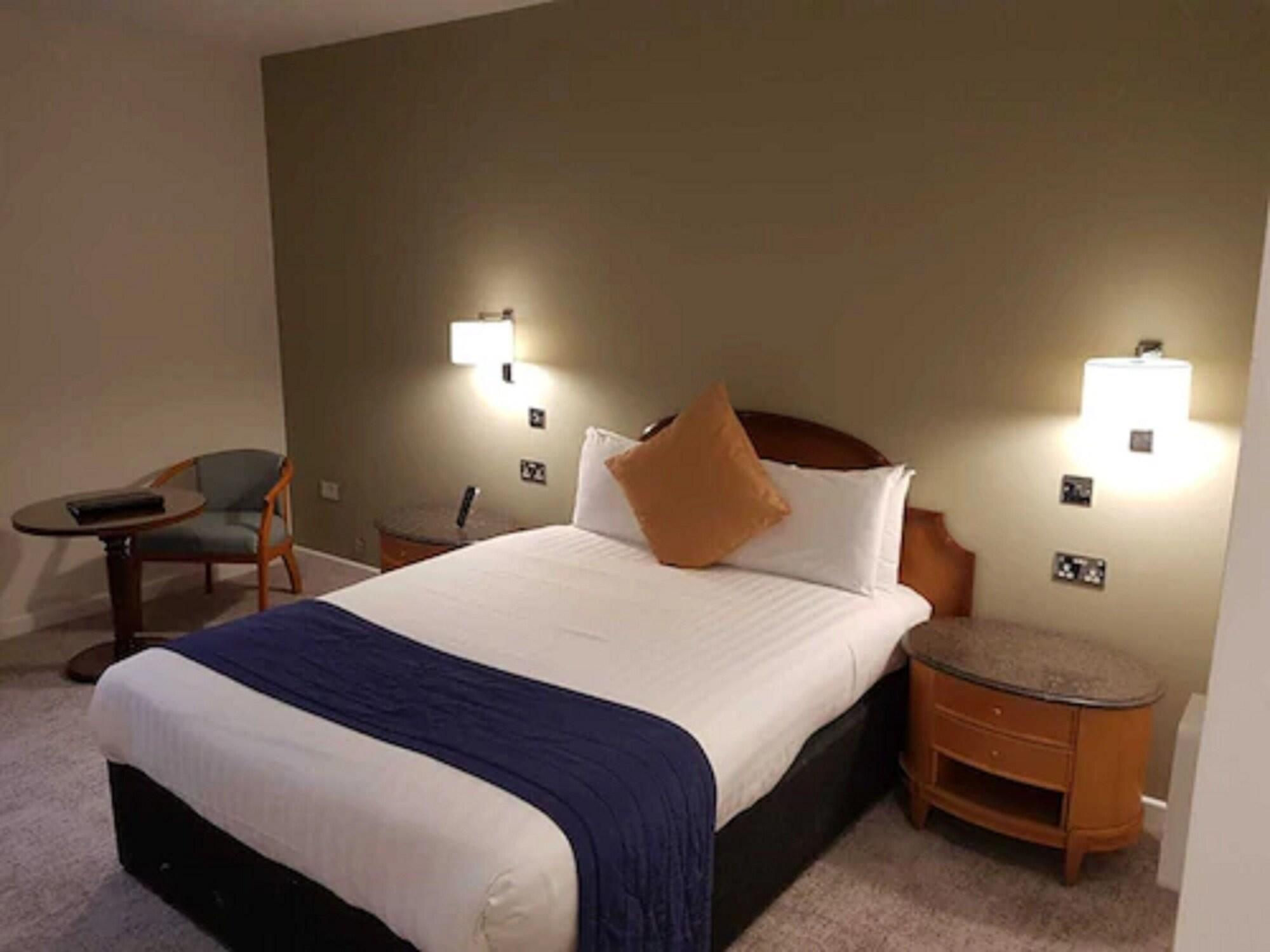 Copthorne Effingham Gatwick Hotel Exterior photo